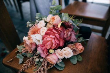 Büyük düğün gelin buketi pembe, kırmızı, beyaz çiçekli