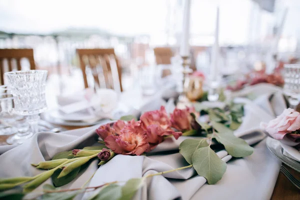 Красива Прикраса Квітів Обідніми Столами — стокове фото