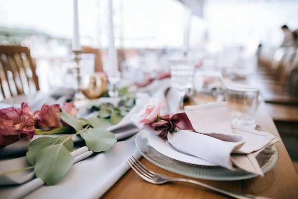 Elegante Bruiloft Tafel Set Met Roze Wlowers Kandelaars — Stockfoto