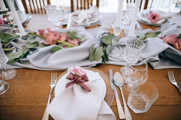Siapkan Meja Untuk Makan Malam Pernikahan Atap Rumah — Stok Foto