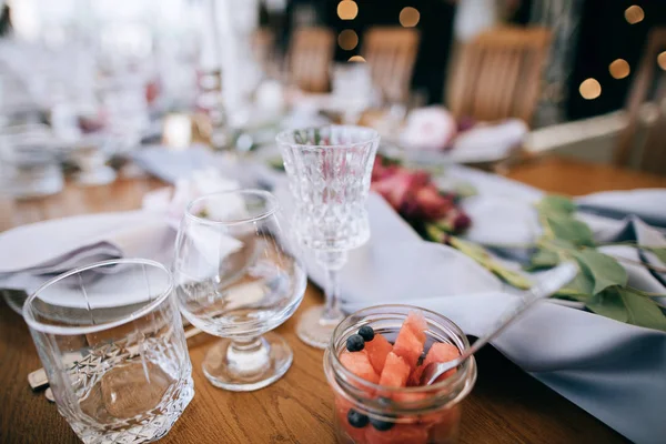 Elegan Wedding Meja Diatur Dengan Wlower Merah Muda Dan Lilin — Stok Foto