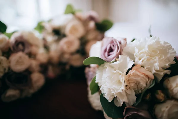 Karangan Bunga Pernikahan Yang Indah Untuk Pengantin Wanita Dan Teman — Stok Foto