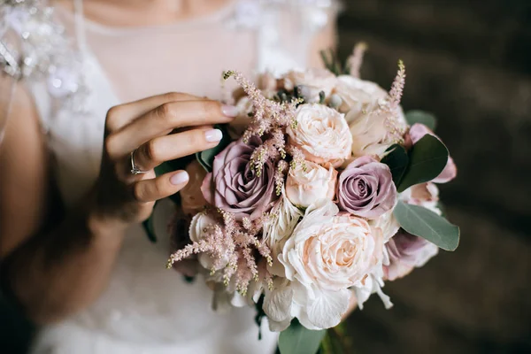 Νύφη Κρατάει Μια Όμορφη Γαμήλια Ανθοδέσμη Ροζ Και Λευκά Λουλούδια — Φωτογραφία Αρχείου