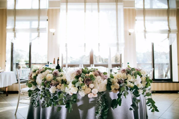 Wedding Table Brides Decorated Fresh Flowers — Stock Photo, Image