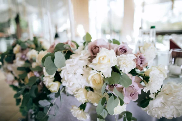 Buket Pernikahan Dengan Bunga Segar Atas Meja — Stok Foto