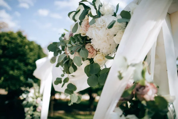 Upacara Pernikahan Yang Indah Tepi Danau Dan Lengkungan Dengan Bunga — Stok Foto