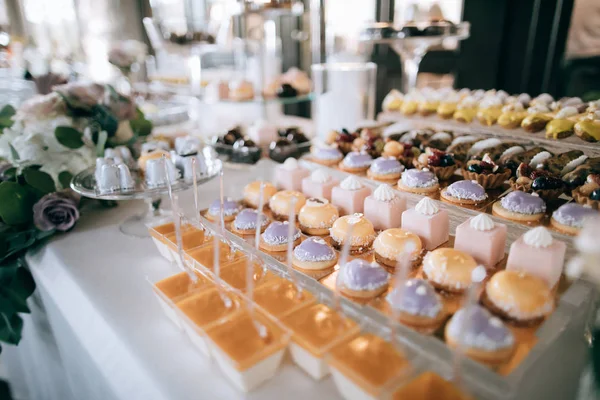 Köstliche Hochzeitsdesserts Auf Dem Tisch Catering Service — Stockfoto