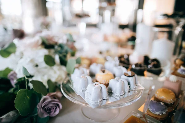 桌上美味的婚礼甜点 餐饮服务 — 图库照片