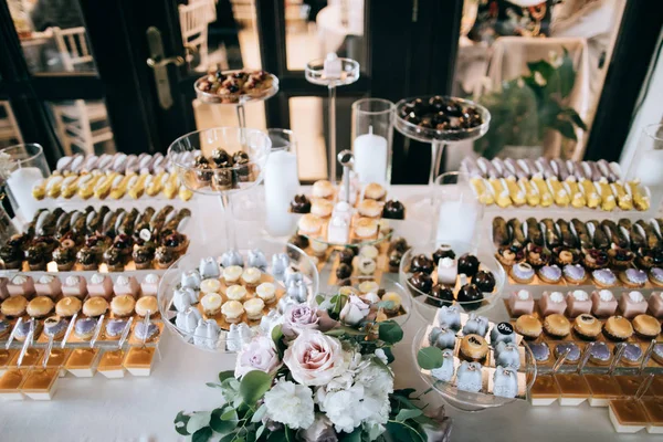 Prachtig Ingericht Bruiloft Dessert Tafel Met Cakes Echleurs Andere Zoetigheden — Stockfoto