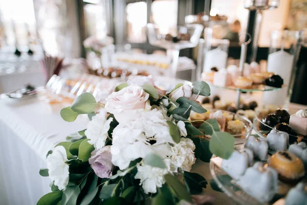 Dekorasi Pernikahan Dari Bunga Segar Meja Makanan Penutup — Stok Foto