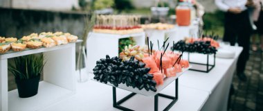 Güzel yemek Ziyafet masada meze ile açık dekore edilmiş