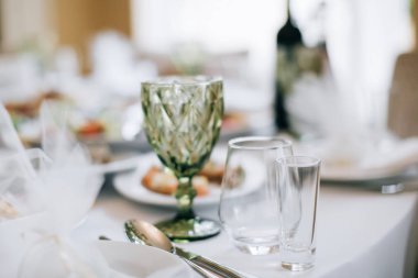 kadeh şarap ve masaya çiçek