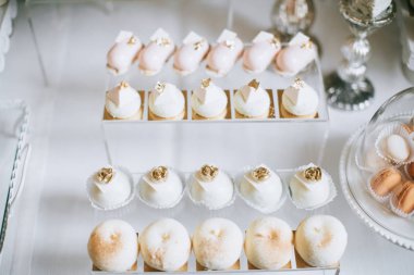 bir düğünde açık büfe, lezzetli çikolata şeker