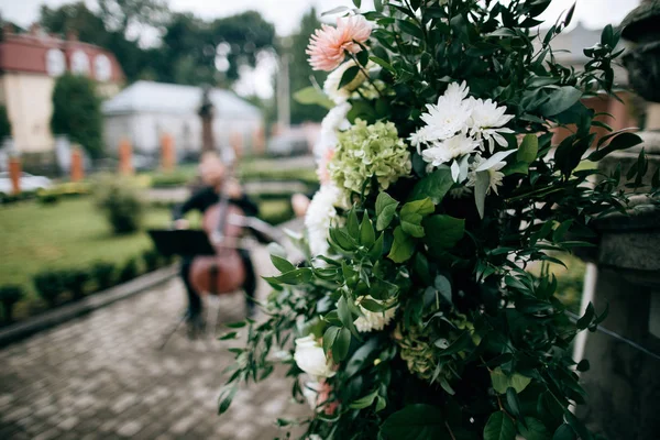 Çiçek süslemeleri düğün töreni üzerinde açık