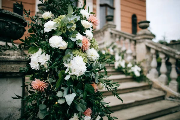 Dekorasi Bunga Dari Upacara Pernikahan Luar Ruangan — Stok Foto
