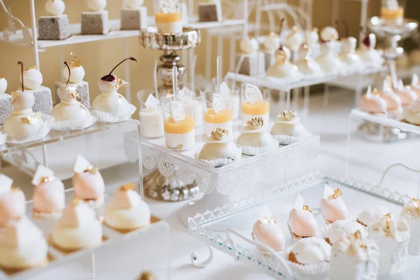 婚宴甜点桌与美味的装饰白色纸杯蛋糕 — 图库照片