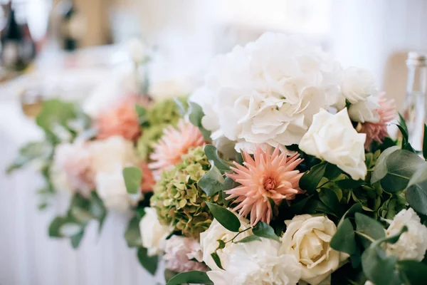 Düğün Masaya Çiçek Buketi — Stok fotoğraf