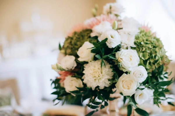Düğün Dekorasyon Taze Çiçekler Ile — Stok fotoğraf