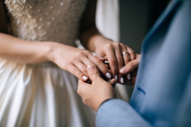 Gelinin ve damadın elleri