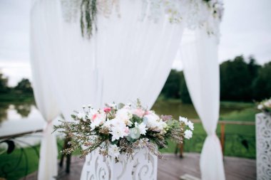 Yay Gölü nün kıyısında düğün töreni için çiçeklerle süslenmiş