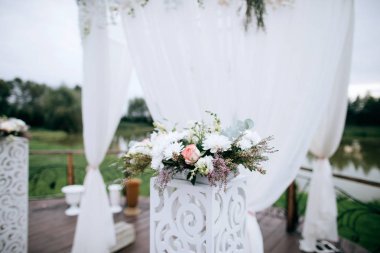 Düğün Resepsiyon töreni masa çiçekleri ile