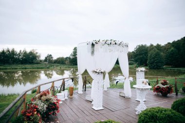 Yay Gölü nün kıyısında düğün töreni için çiçeklerle süslenmiş