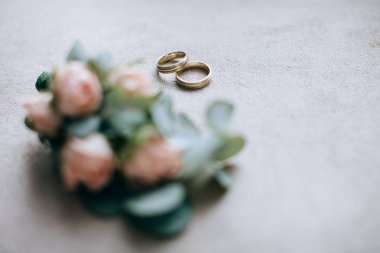 Alyans ve damadın pembe gül dan yaka çiçeği