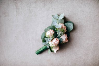 Yaka çiçeği pembe Gül gelen damadın düğün