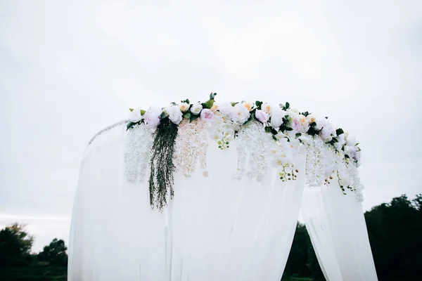 湖の岸に結婚式のための花が付いているアークの装飾 — ストック写真