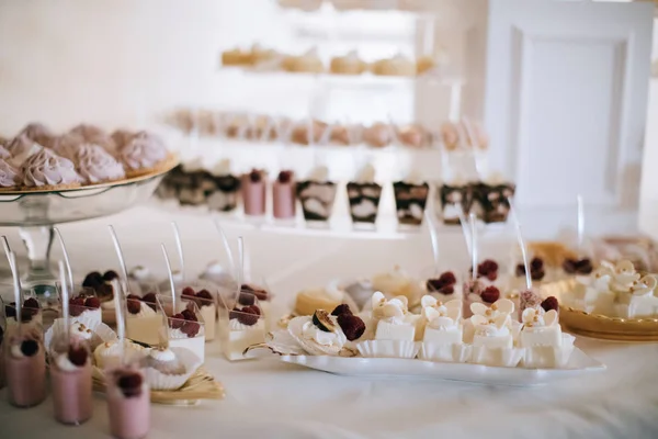 Meja Makanan Penutup Yang Indah Untuk Pesta Pernikahan — Stok Foto