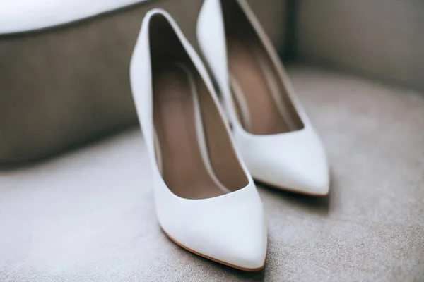 Белые Свадебные Туфли Невесты — стоковое фото