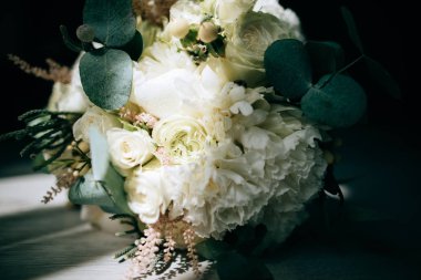 Beyaz arka plan üzerinde yumuşak sevimli gelin buketi