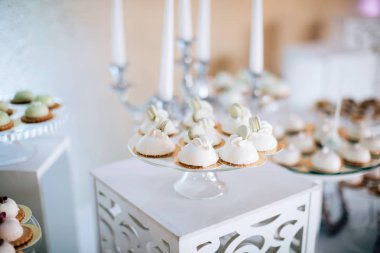 İştah açıcı tatlı beyaz kek cam plaka üzerinde