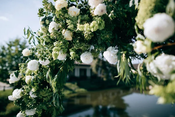 Cute Pernikahan Gerbang Dekorasi Pada Latar Belakang Alam — Stok Foto