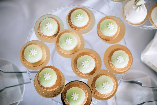 Étvágygerjesztő Édes Fehér Sütemények Üveglap — Stock Fotó