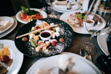 Ikram Servisi masaya lezzetli yiyecek