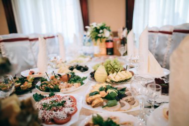 Düğün masa üzerinde çeşitli mezeler