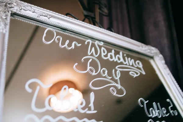 Papan Cermin Pernikahan Dengan Daftar Tamu Dan Nomor Meja Atasnya — Stok Foto