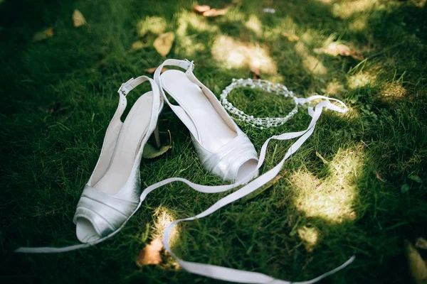Обувь Свадебный Венок Невесты Траве — стоковое фото