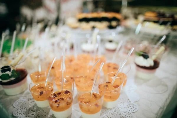 テーブルの上の結婚式のクッキー — ストック写真
