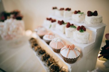 Bir düğün için güzel tatlı tablosu