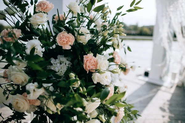 Huwelijksboog Met Verse Bloemen Versierd — Stockfoto