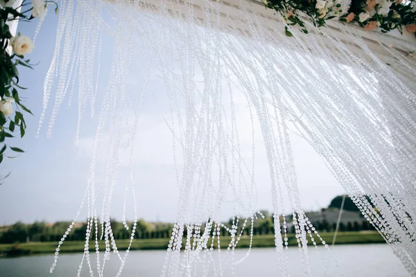 Pelengkung Pernikahan Dekorasi Resepsi Pernikahan Luar Ruangan Dengan Lengkungan Tepi — Stok Foto