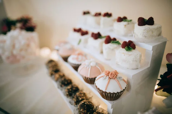 Mooie Dessert Tabel Voor Een Huwelijksfeest — Stockfoto