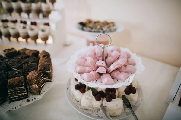 結婚式のパーティーの美しいデザート テーブル — ストック写真