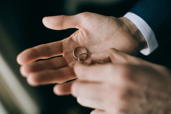 Anillos Boda Mano — Foto de Stock