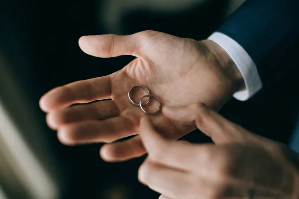 Mãos Masculinas Segurando Anéis Casamento Vista Perto — Fotografia de Stock
