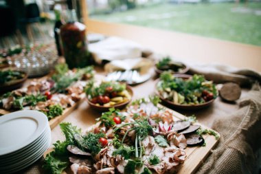 Çeşitli et aperatifler büfe masa üzerinde