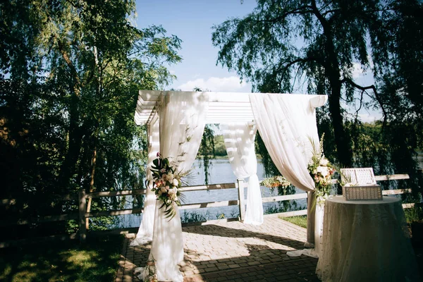 Arco Ceremonia Boda Orilla Del Lago — Foto de Stock