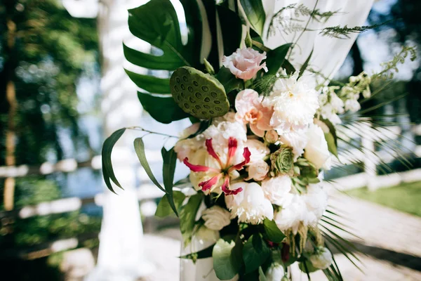 Букет Красивых Белых Цветов Свадебной Арке — стоковое фото